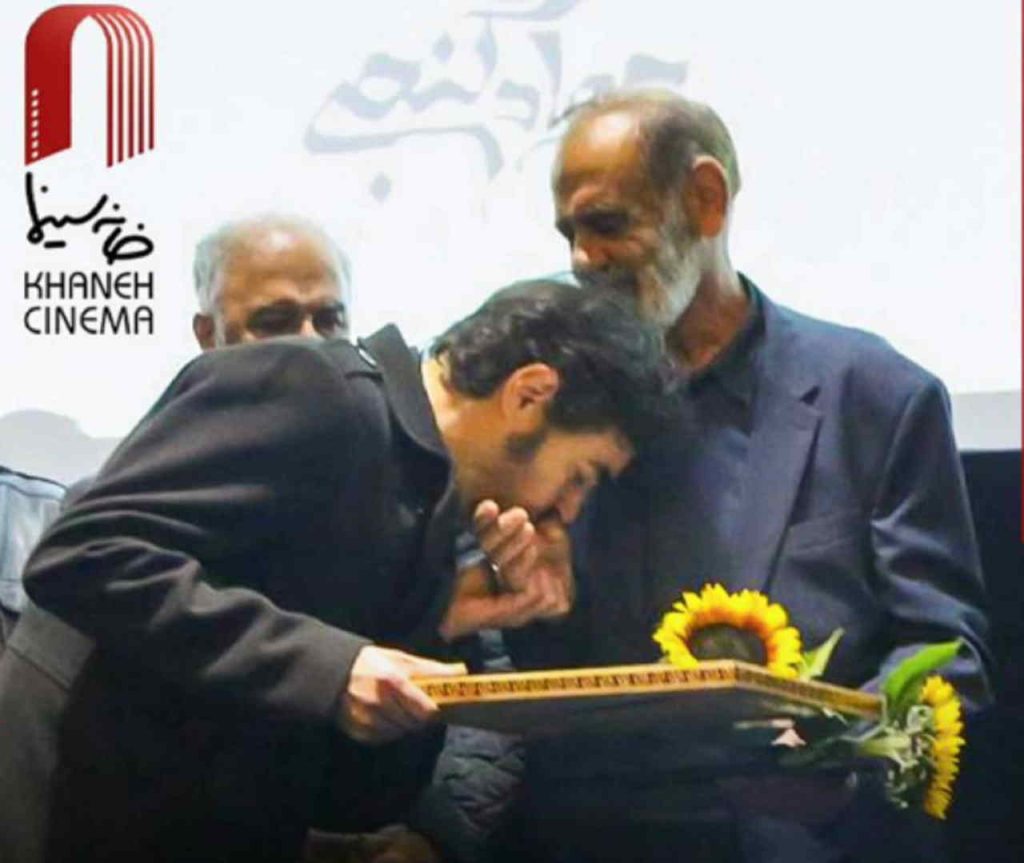 مراسم یادبود جواد گنجی با حضور هنرمندان سینما | بوسه شهاب حسینی بر دستان پدر او