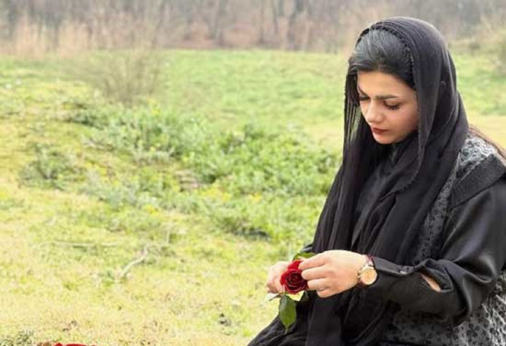 دانلود آهنگ با بدبختی تورو بزرگ کردم از گل عشق | با صدای زن هوش مصنوعی