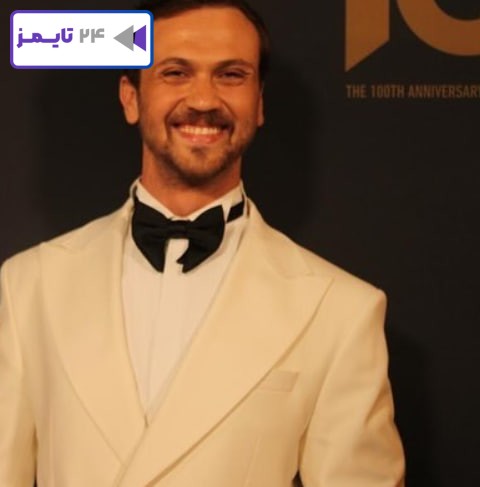 آراس بولوت اینملی در حال خندیدن