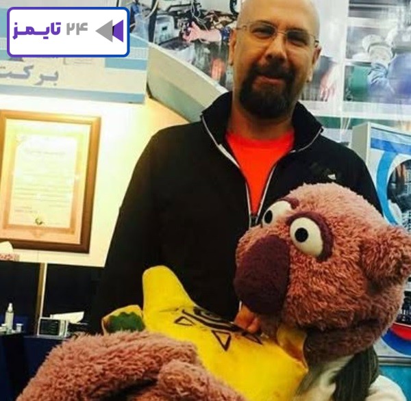 محمد بحرانی در کنار عروسک جناب خان