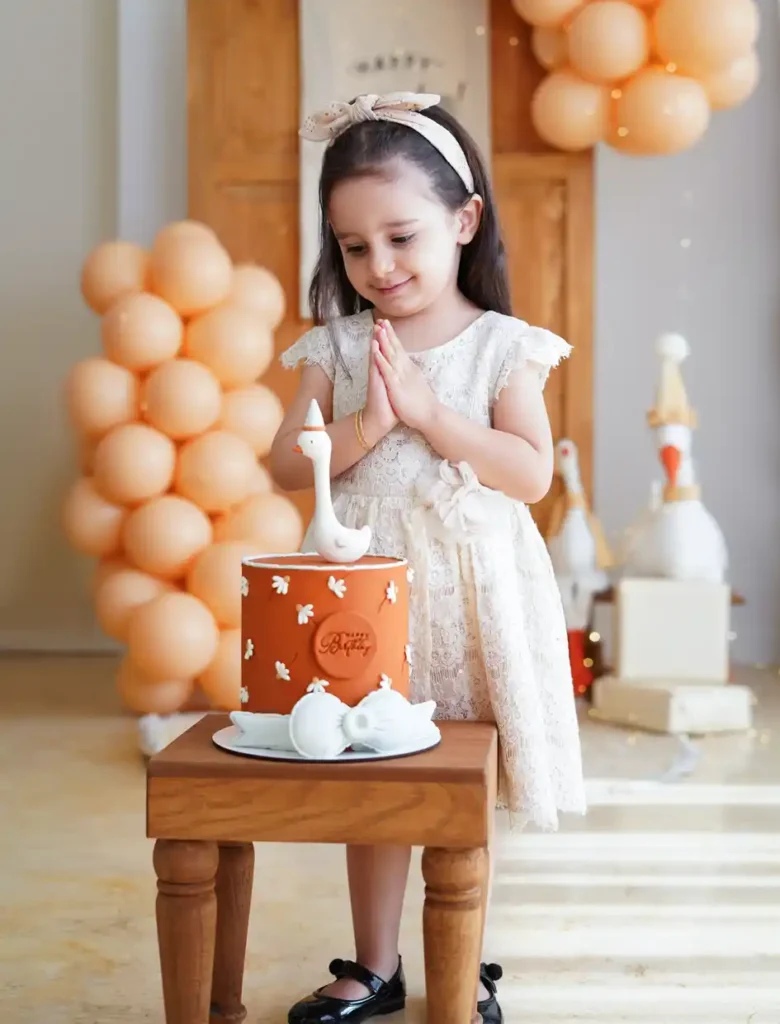 ژست عکس کودک با کیک