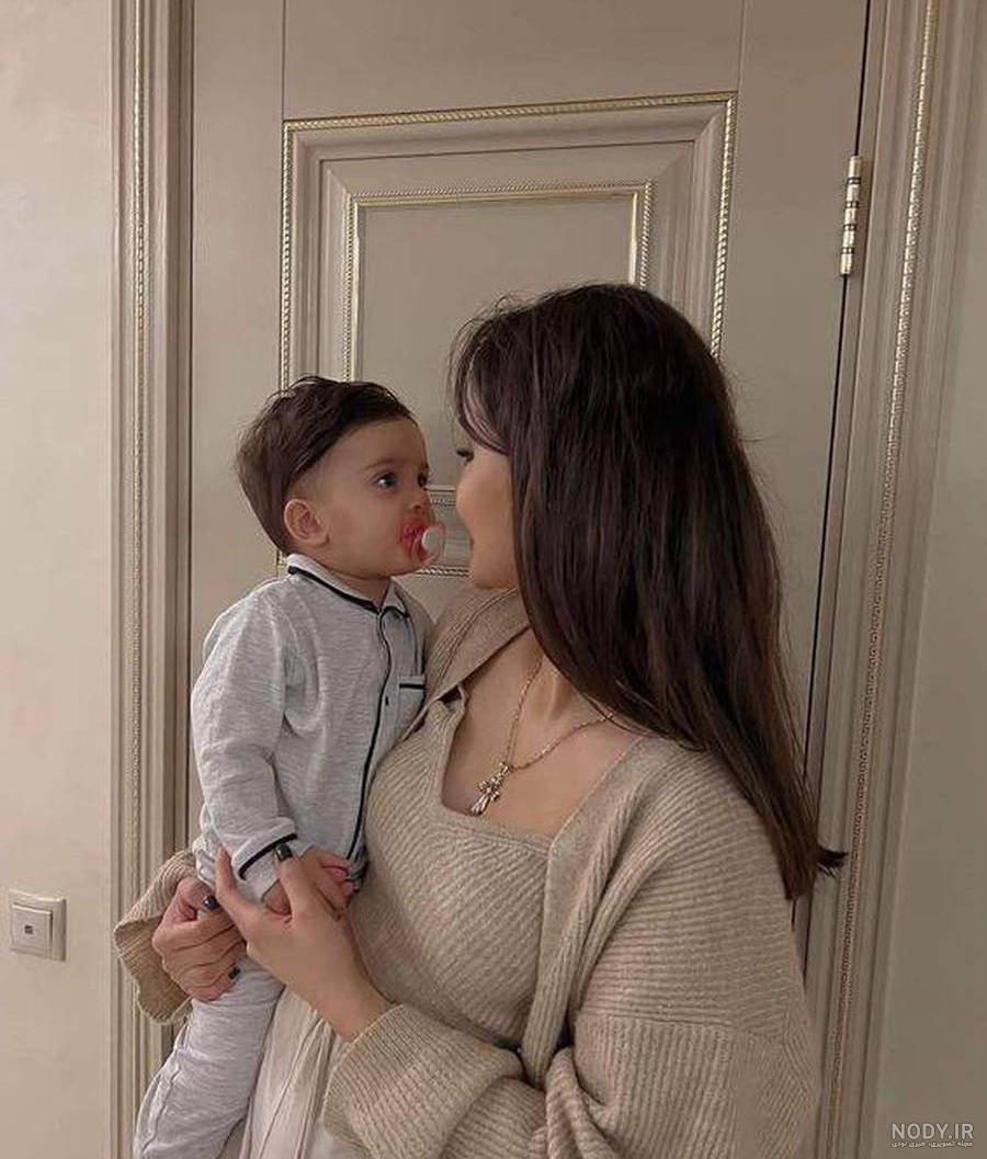 ژست عکس پدر و مادر با کودک