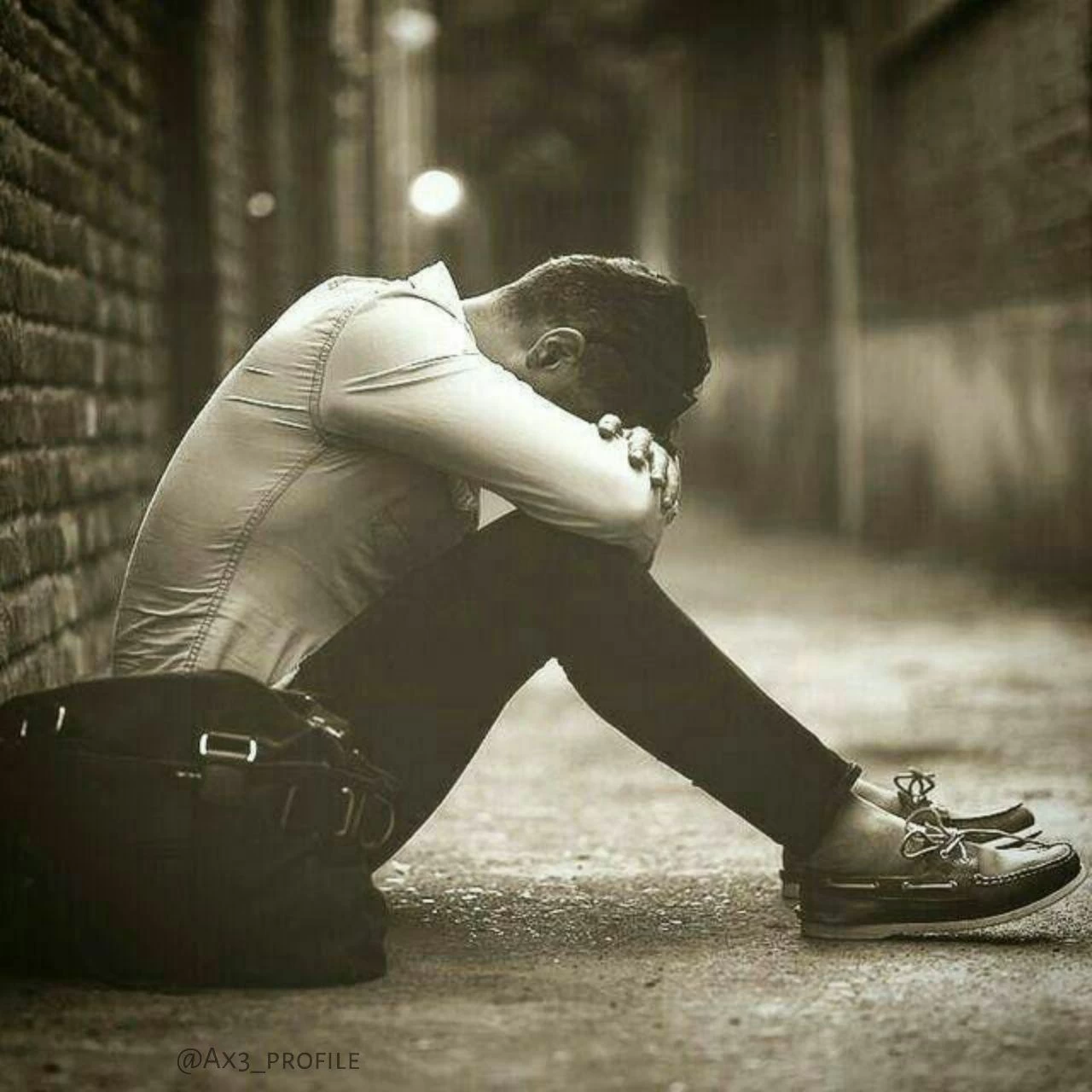 یک عکس پروفایل غمگین پسرانه