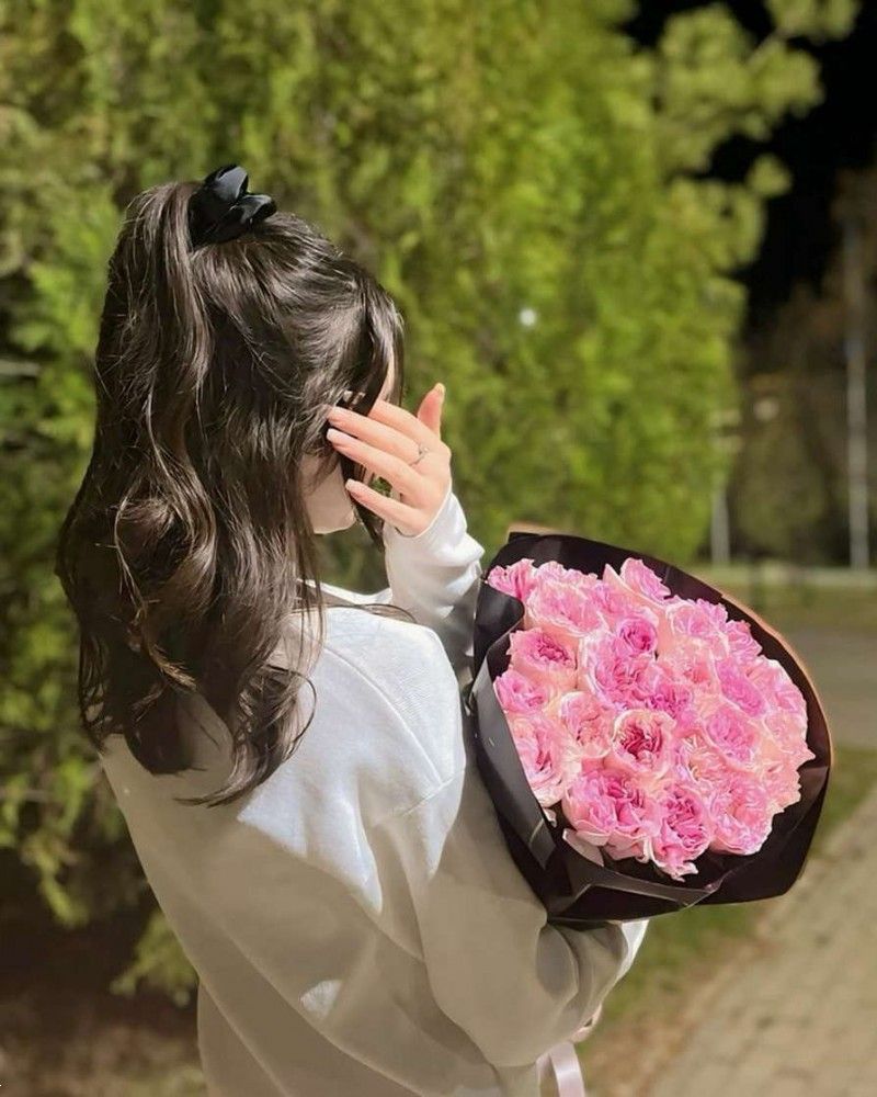 عکس گل در دست دختر فیک