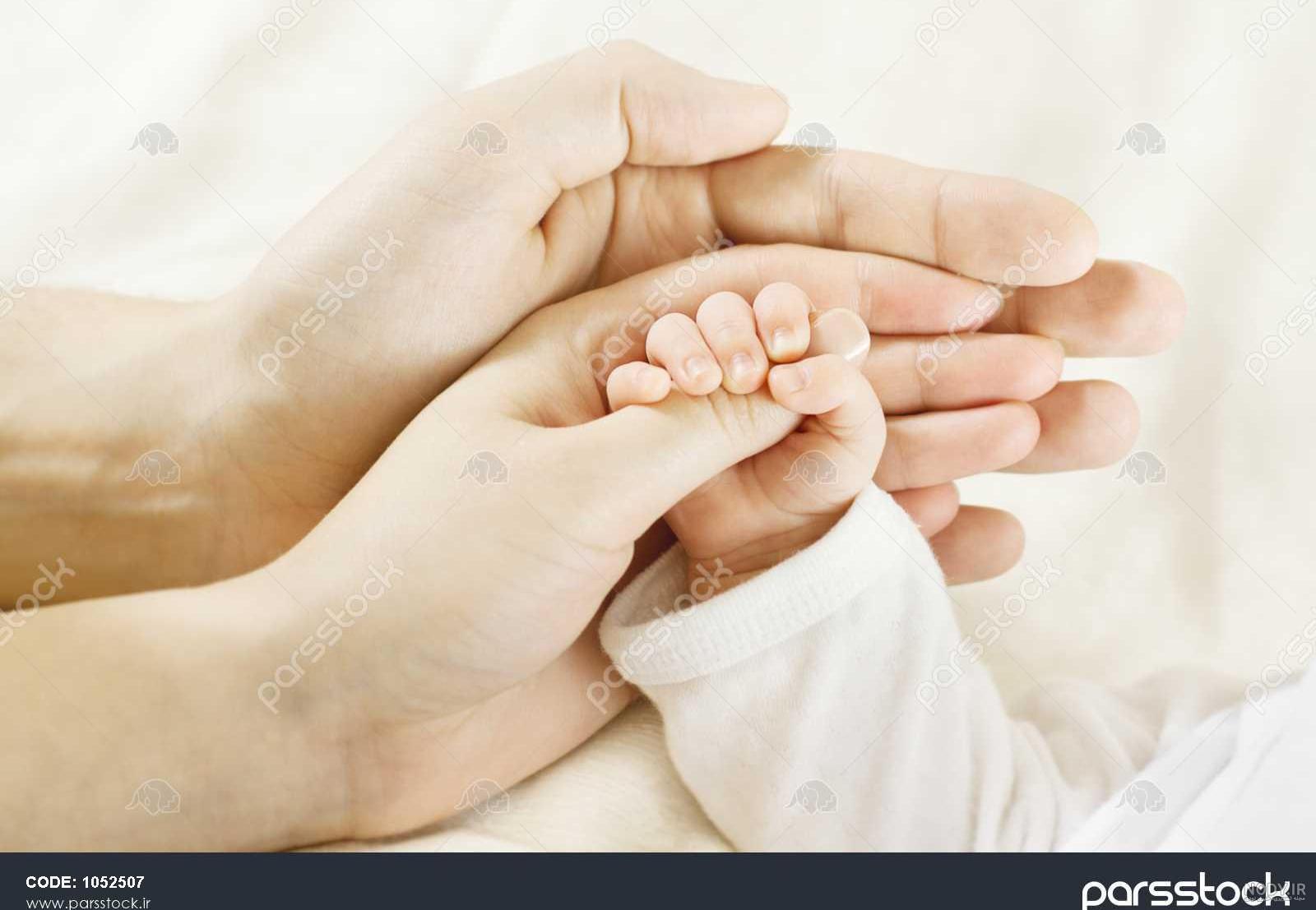 ژست عکس پدر و مادر با کودک