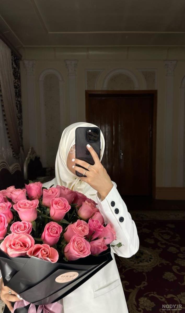 عکس گل در دست دختر طبیعی