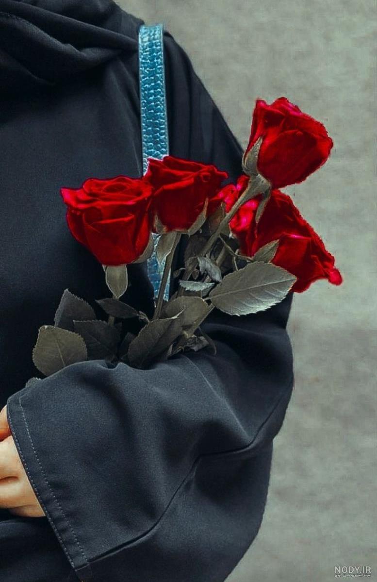 عکس گل در دست دختر طبیعی