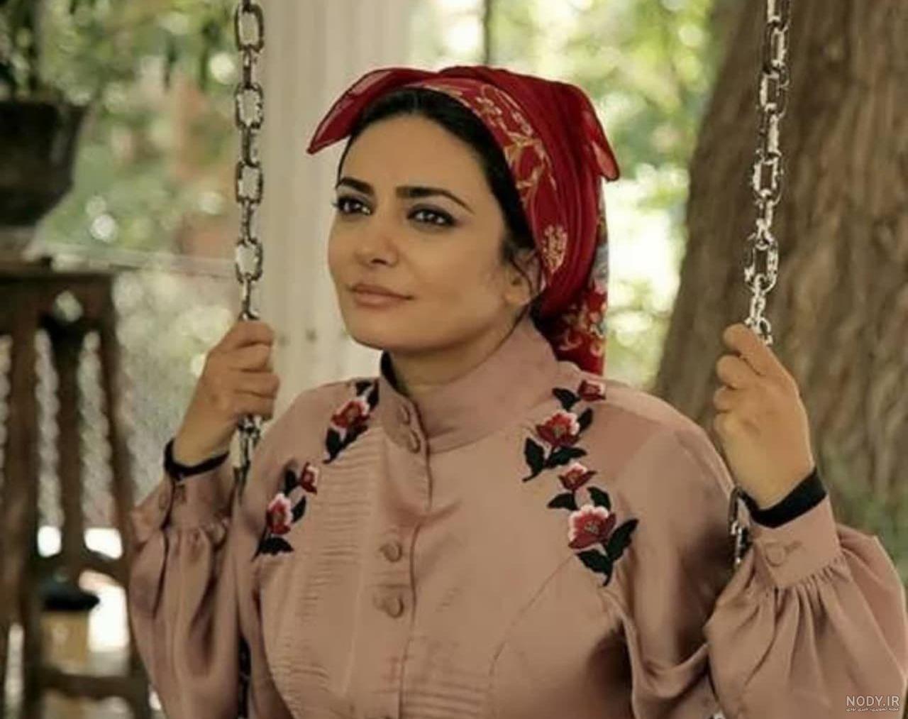 عکس سگ حنا دختری در مزرعه