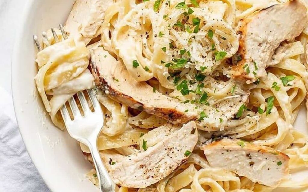طرز تهیه پاستا آلفردو رستورانی با مرغ و قارچ | خوشمزه و رستورانی طرز تهیه پاستا آلفردو رستورانی با مرغ و قارچ | خوشمزه و رستورانی