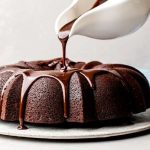 طرز تهیه سس شکلاتی براق برای روی کیک