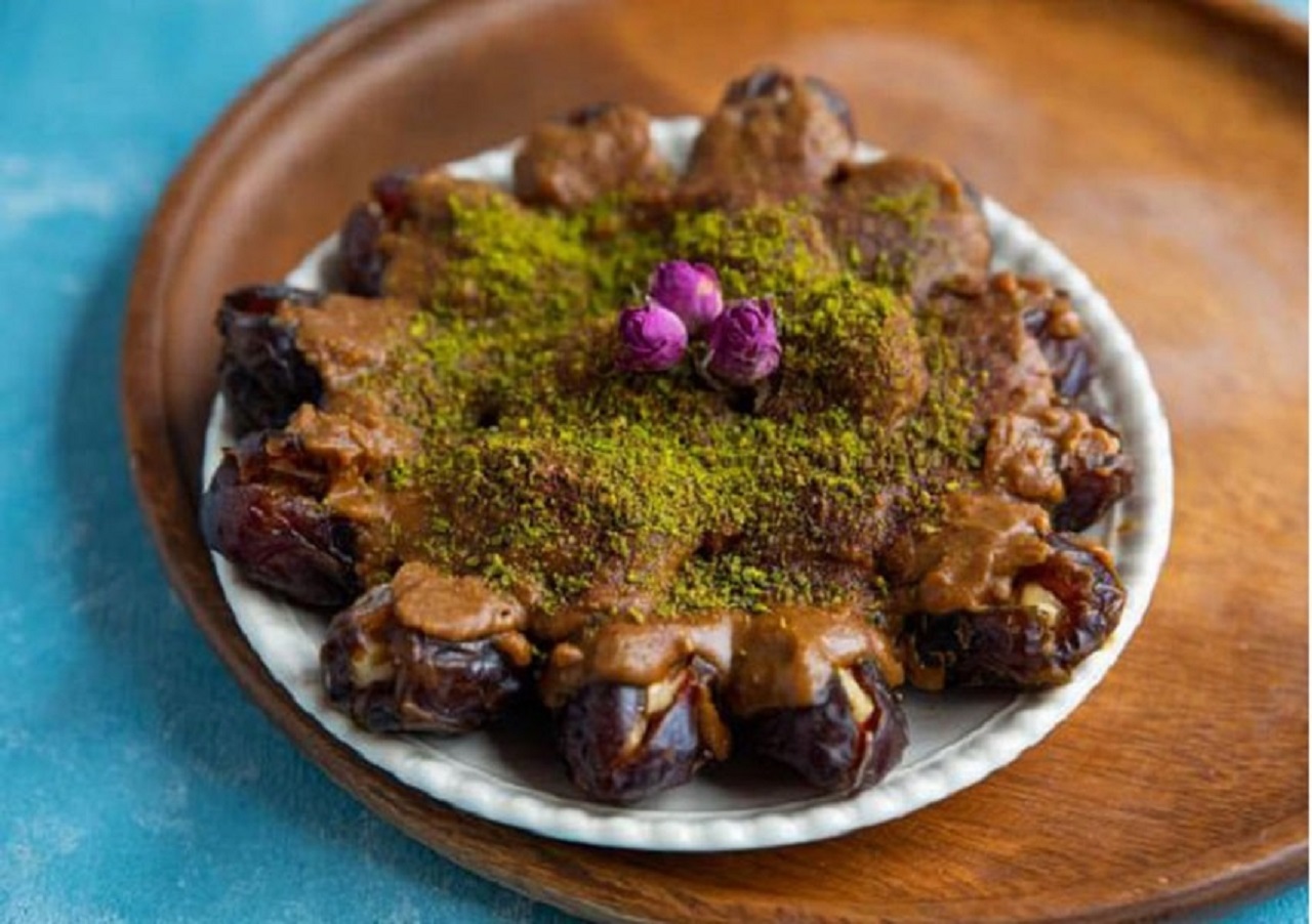 طرز تهیه رنگینک بوشهری اصل با خرما، گردو، آرد و کره را مرحله به مرحله یاد بگیرید و این دسر سنتی و خوشمزه جنوبی را در خانه درست کنید.