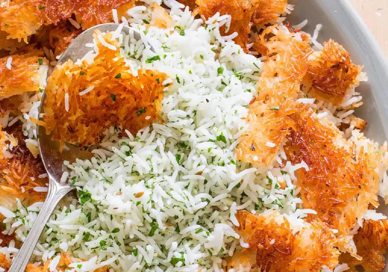 طرز تهیه برنج آبکش مجلسی و دانه دانه را مرحله به مرحله یاد بگیرید؛ با نکات مهم برای جلوگیری از شفته شدن و داشتن برنج خوش عطر و قد کشیده.