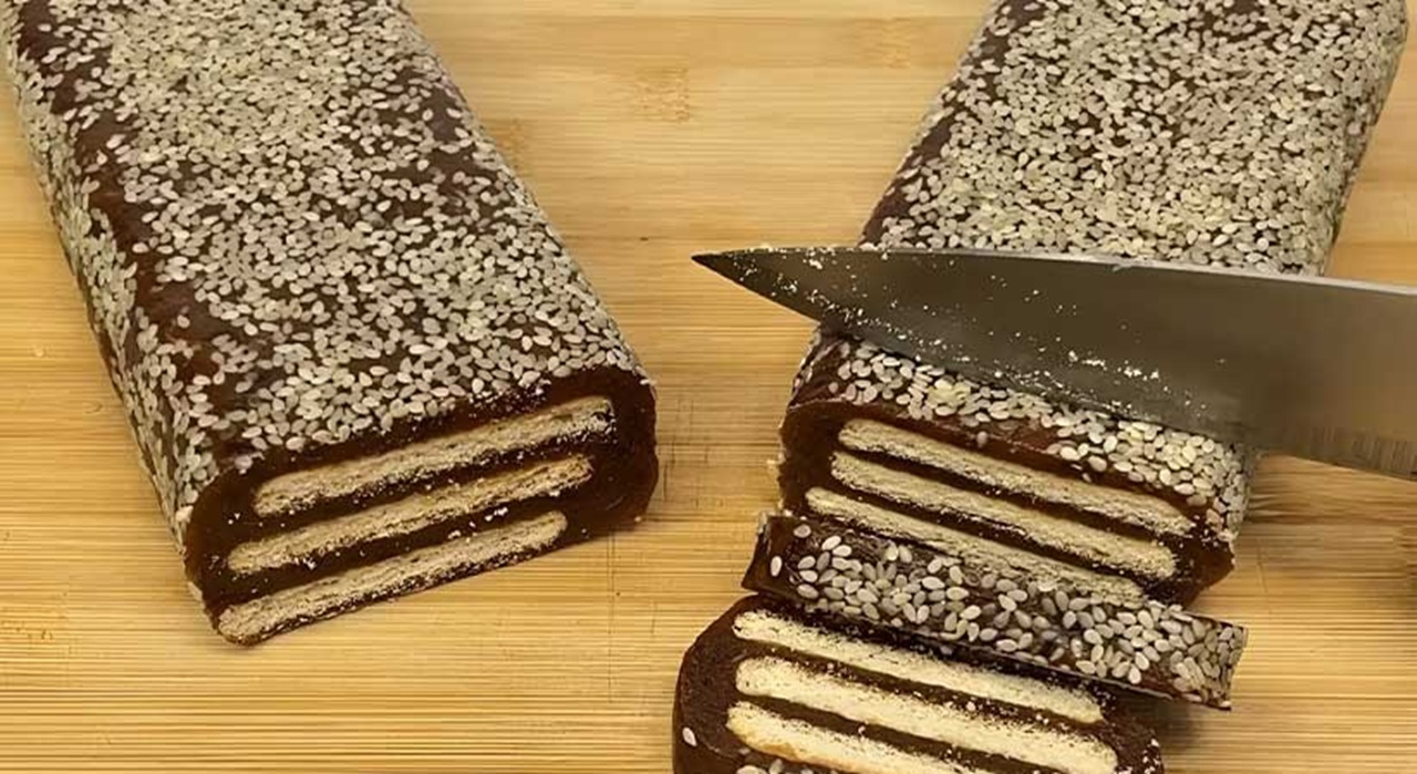 طرز تهیه ۲ دسر خرما ساده و خوشمزه با بیسکویت و شکلات را مرحله به مرحله یاد بگیرید؛ دو دسر بدون فر با مواد اولیه در دسترس برای پذیرایی.