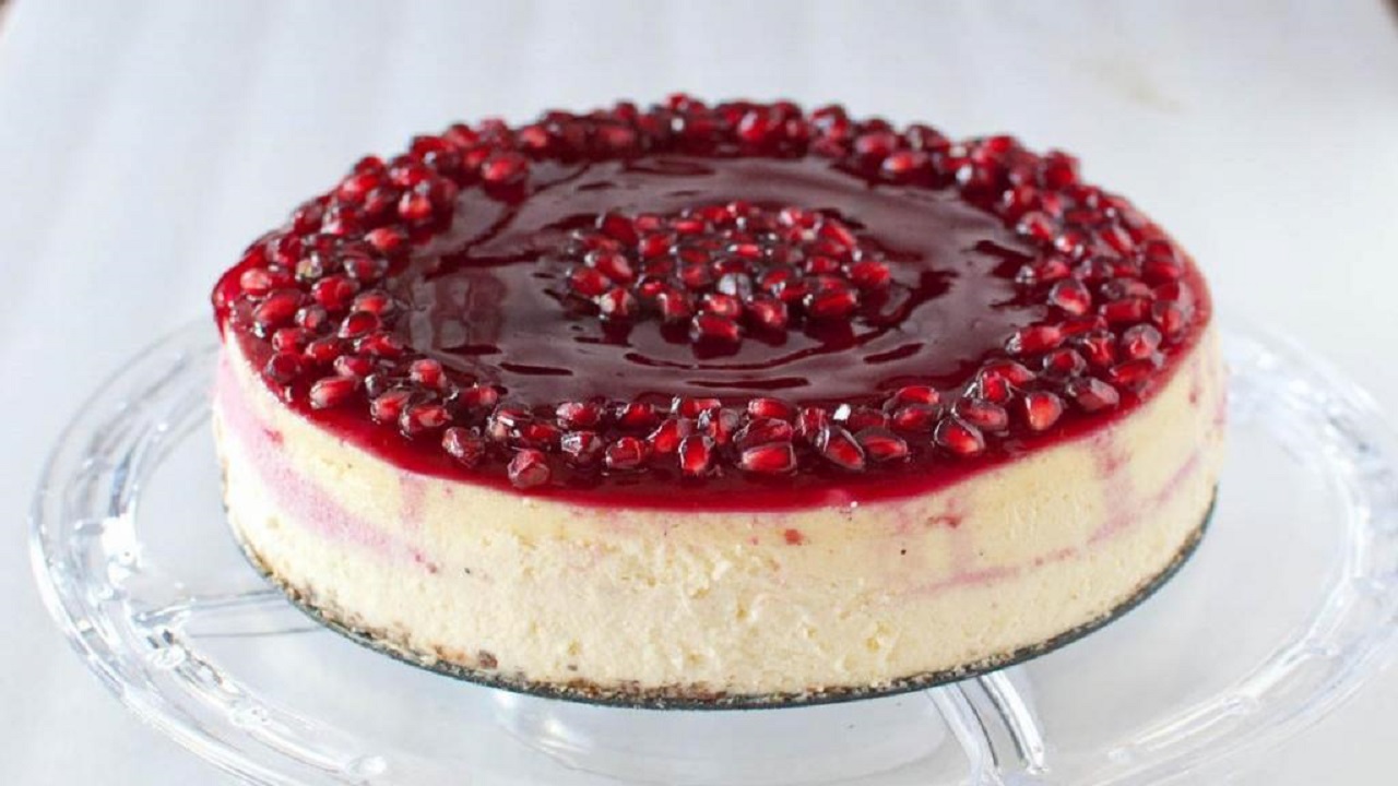 طرز تهیه چیز کیک انار با پایه کیک