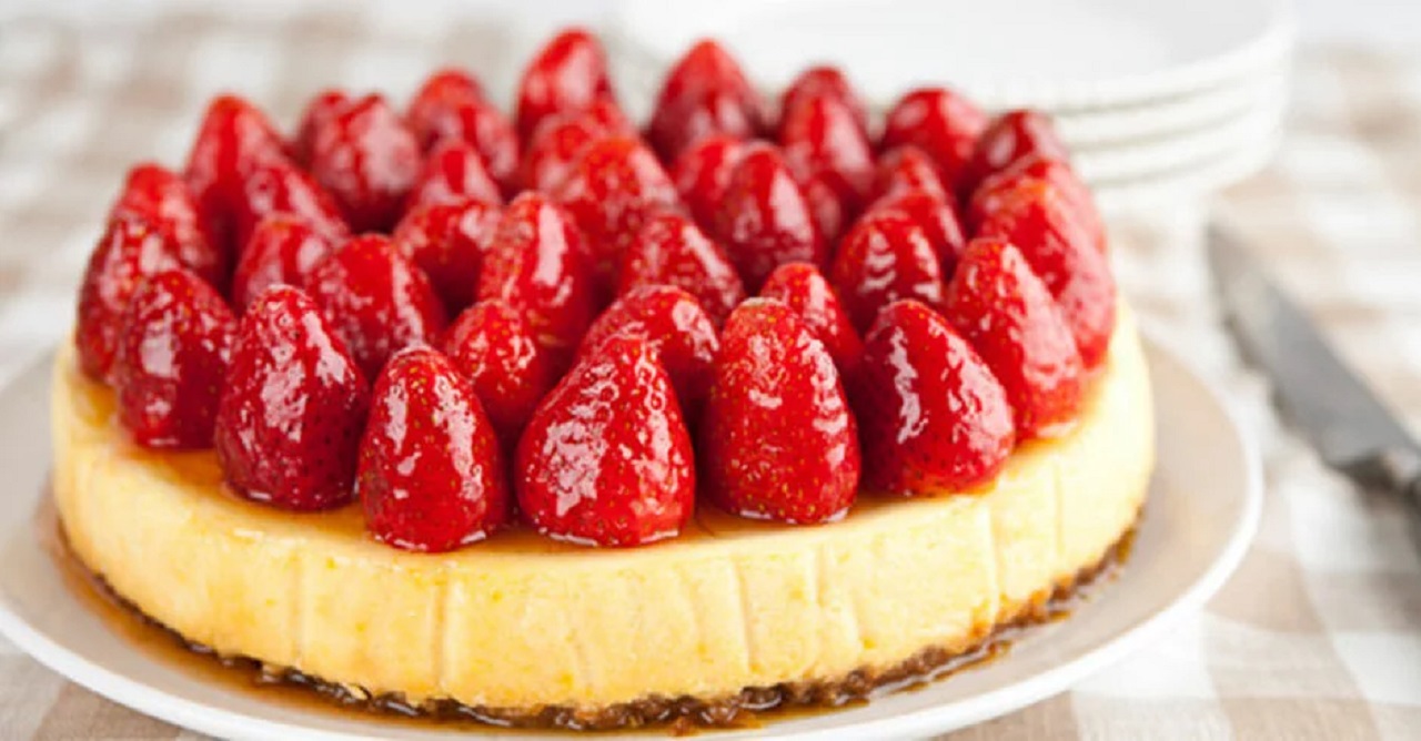 طرز تهیه چیز کیک توت فرنگی