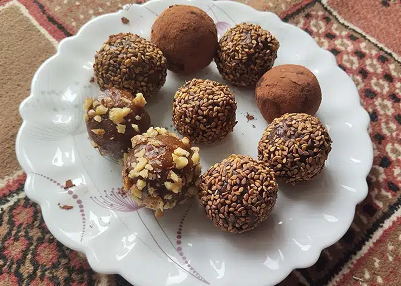 طرز تهیه ۲ دسر خرما ساده و خوشمزه با بیسکویت و شکلات را مرحله به مرحله یاد بگیرید؛ دو دسر بدون فر با مواد اولیه در دسترس برای پذیرایی.